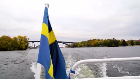 Flagge-von-Schweden-auf-der-Rückseite-des-Bootes-in-Stockholm-Schweden