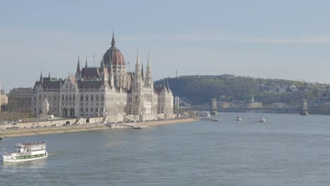 Ungarischen-Parlamentsgebäude-befindet-sich-am-Fluss-Donauufer-4K