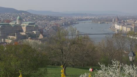 Königsschloss-Parlamentsgebäude-und-Danube-River-Szene-aus-Citadela-Hügel-Anblick-4K-2160p-UltraHD-kippbaren-Footage---Buda-Seite-der-ungarischen-Hauptstadt-von-Tag-4K-3840-X-2160-UHD-video