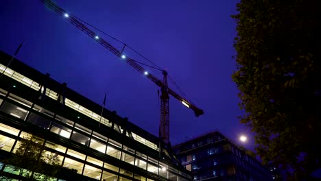 Der-big-Tower-Kran-auf-dem-Dach-des-Gebäudes-in-Stockholm-Schweden