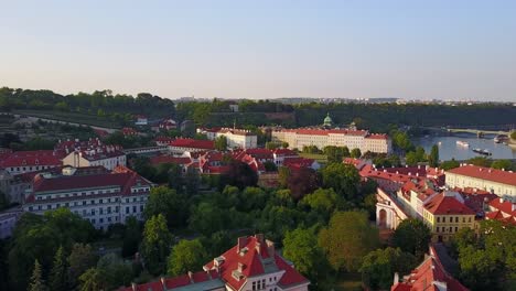 Impresionante-vista-panorámica-de-la-ciudad-de-Praga-desde-arriba