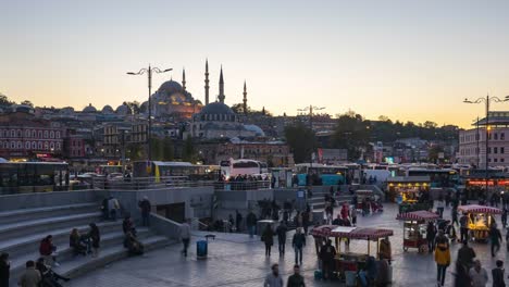 Lapso-de-tiempo-de-la-ciudad-de-Istanbul,-personas-en-Estambul-con-vistas-de-la-mezquita-de-Süleymaniye-en-día-Estambul,-Turquía-a-timelapse-noche-4K