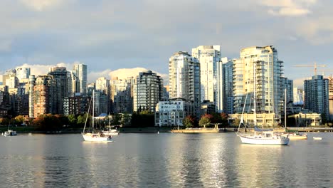 Zeitraffer-von-Booten-und-Wolkenkratzer-in-Vancouver,-Britisch-Kolumbien