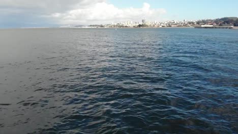 San-Francisco-Bay-Blick-auf-Stadt-Innenstadt-vom-Wasser-aus