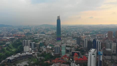 Sunset-Sky-Kuala-Lumpur-centro-megatall-construcción-antena-panorama-timelapse-4k-Malasia