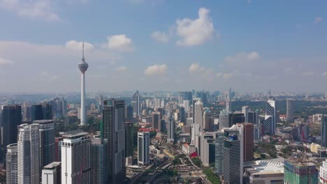 Sonnliche-Tag-Kuala-Lumpur-Stadt-berühmten-Turm-Antrieb-Panorama-4k-malaysia