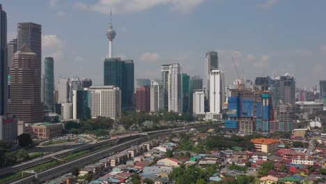 soleado-día-Kuala-Lumpur-centro-de-la-ciudad-vida-bloque-construcción-panorama-aéreo-4k-Malasia