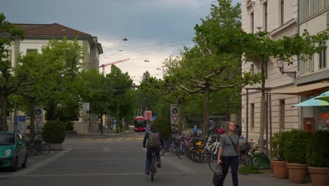 tarde-tiempo-Winterthur-ciudad-tráfico-calle-cámara-lenta-panorama-4k-Suiza