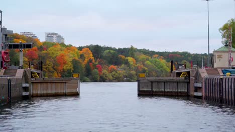 Ein-Tor-schließen-der-Schleuse-in-Stockholm-Schweden