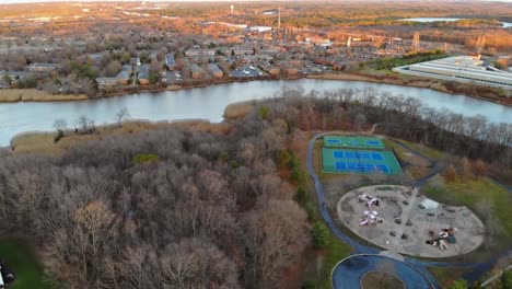 Luftaufnahme-der-Schlafbereich-befindet-sich-am-Wasser-bei-Sonnenuntergang-Privathäusern-an-der-Abend-USA