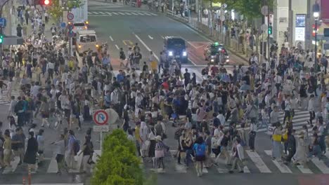 Muchas-personas-en-Barrio-Shibuya-Tokio