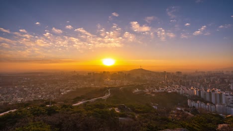 Zeit-Ablauf-schönen-Sonnenaufgang-von-Seoul,-Cityscapse-am-Inwangsan-Berg-im-Süden