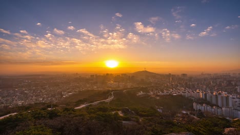 Amanecer-hermoso-lapso-tiempo-de-Seúl,-cityscapse-en-inwangsan-montaña-sur