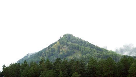 Berge-im-Nebel-am-frühen-Morgen