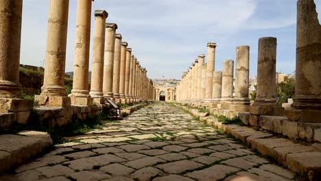 Römische-Ruinen-in-der-jordanischen-Stadt-Jerash-(Gerasa-der-Antike),-die-Hauptstadt-und-größte-Stadt-Jerash-Governorate,-Jordanien