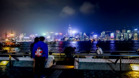 Hong-Kong,-China-–-Nov-11,2014:-Der-herrliche-Blick-auf-den-Victoria-Harbour-und-die-Besucher-im-Hong-Kong,-China