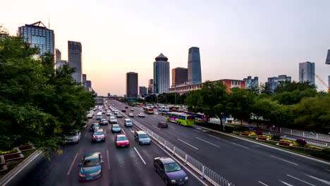 Beijing,-China-–-29.-September-2014:-Zu-Fuß-und-schaut-den-Transport-auf-der-Chang-\"an-Avenue-nahe-der-Haltestelle-Guomao-Geschäftsviertel,-Peking,-China