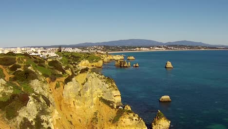 Luftaufnahme-von-natürlichen-Felsen-in-der-Nähe-von-Lagos-der-Algarve,-Portugal