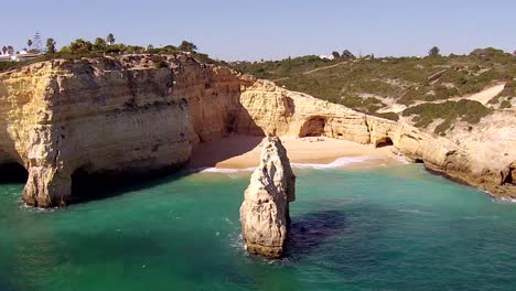 Luftaufnahme-von-praia-Benagil-der-Algarve,-Portugal