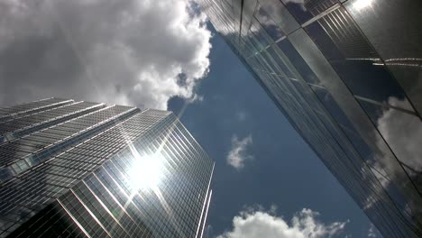 Zu-Bürotürmen.-Sonne-und-Wolke-reflections.