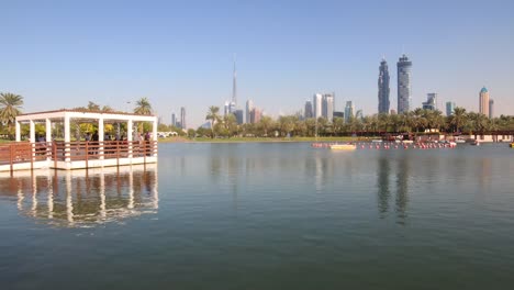 dubai-park-día-4-K-time-lapse-con-una-hermosa-vista-de-los-Emiratos-Árabes-Unidos