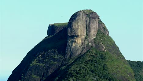 Zoom-out-from-piedra-da-Gávea,-Río-de-Janeiro