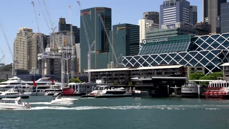 Die-ankommenden-und-abfahrenden-Fähren-auf-darling-harbour,-Sydney