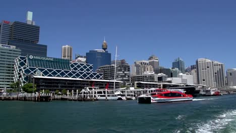 Red-Fähre-nach-Darling-Harbour,-gefilmt-von-einer-Fähre