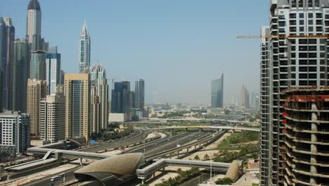 Pan-shot-of-towers-en-una-ciudad,-Dubai,-Emiratos-Árabes-Unidos