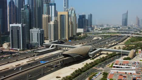 Ruht-auf-Aufnahme-der-towers-in-einem-city,-Dubai,-Vereinigte-Arabische-Emirate