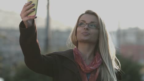 Attraktive-junge-Frau,-die-ein-selfie-von-sich-selbst-mit-Ihrem-Smartphone