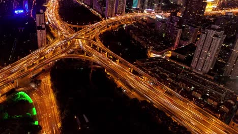 TL,-WS-hora-pico-de-tráfico-en-varias-autopistas-y-flyovers-at-night-Shanghai,-China