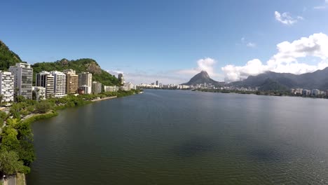 Vista-aérea-de-del-lago-Rodrigo-de-Freitas-en-Rio-de-Janeiro,-Brasil