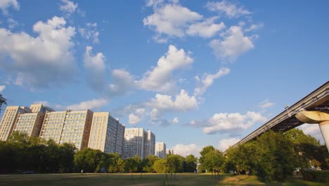 RUSSLAND.-MOSKAU-–-2014-:-TL-Wohngebäude-und-Einschienenbahnen.