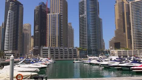 VAE-Tageslicht-Panorama-Jacht-Dock-Dubai-Marina-4-K