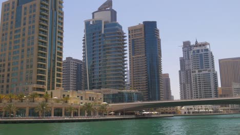 Emiratos-Árabes-Unidos-la-Marina-de-Dubai-de-luz-de-día,-sala-de-estar,-vista-parcial-o-4-k
