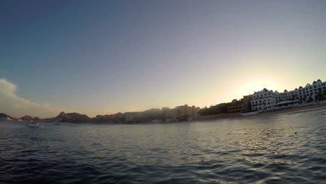 Vista-de-las-colinas-y-un-la-costa-de-la-ciudad,-desde-un-barco-en-el-mar