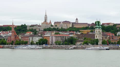 Budapest-con-vista-al-edificio-del-Parlamento-y-del-río-Danubio