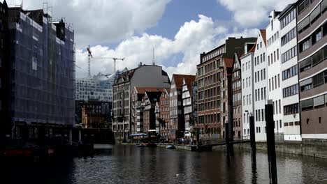 Kanäle-und-die-Stadt-beherbergt-in-Hamburg,-Deutschland