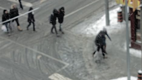 Esquina-del-centro-de-la-ciudad-en-la-nieve