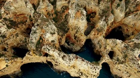 Acantilados-con-mar,-cerca-de-Ponte-Piedade-Lagos-Portugal-Vista-aérea