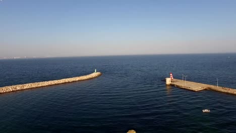 Gaviotas-sobre-la-vista-aérea-de-Puerto