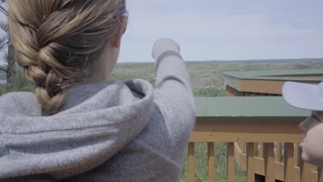 Ontario-Canadá-desierto-bosque-naturaleza-Lago-verano-mujer-y-el-niño-mirando-el-paisaje