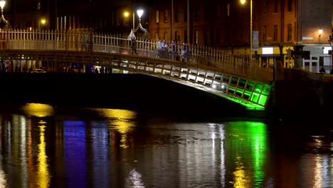 Luces-de-color-verde-en-el-puente-de-Dublín-en-Irlanda