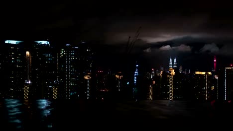 Timelapse-de-noche-Kuala-Lumpur,-vistas-desde-la-piscina-en-la-azotea