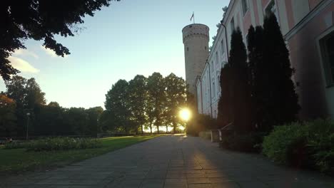 Torre-Pikk-Hermann-junto-al-edificio-del-Parlamento-de-Estonia