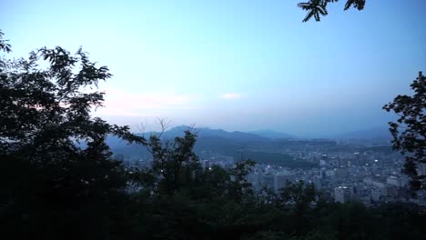 Seoul,-südkoreanischen-Hauptstadt-Aussicht-vom-Gipfel-des-Berges-während-Sonnenuntergang-Abendzeit