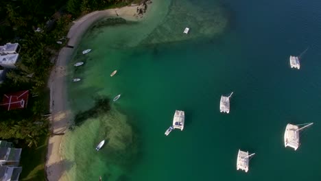 Bucht-mit-Yachten-und-Boote,-Luftbild