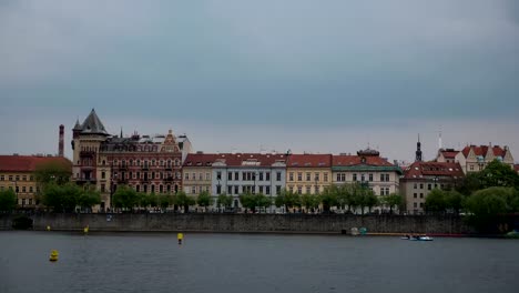 Zeitraffer-Zeitansicht-Prager-Stadtbild-bewegen-entlang-der-Moldau-auf-Boot,-Tschechische-Republik