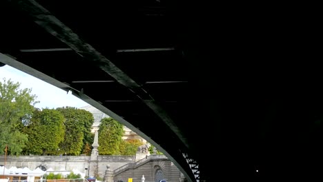 Cruzando-bajo-el-puente-en-París
